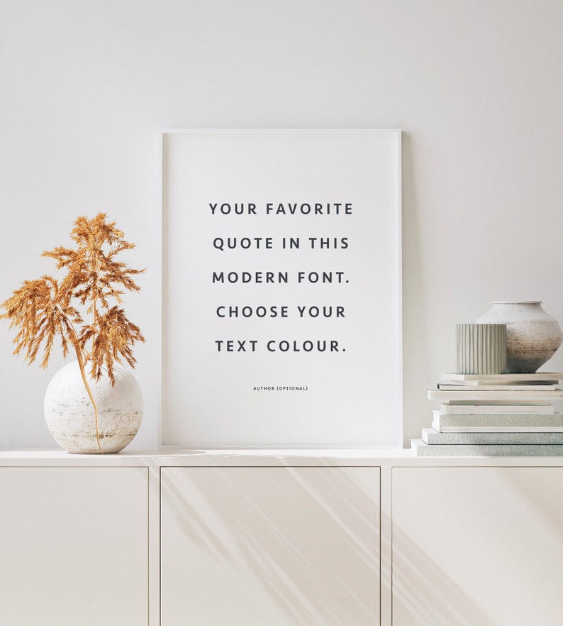Pu&ograve; includere: Una stampa incorniciata bianca con testo nero che recita "YOUR FAVORITE QUOTE IN THIS MODERN FONT. CHOOSE YOUR TEXT COLOUR." con le parole "AUTHOR (OPTIONAL)" in un carattere pi&ugrave; piccolo sotto il testo.
