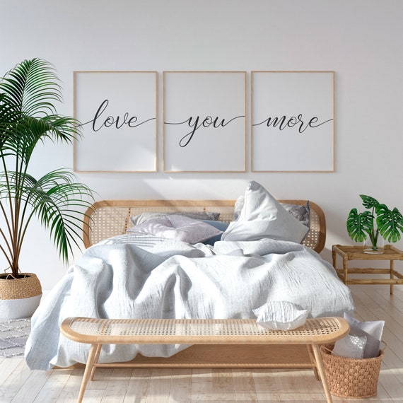 Decorazione della parete della camera da letto sopra il letto, Love You  More segno, stampa citazione