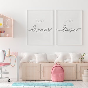 Puede incluir: Una habitaci&oacute;n infantil blanca y rosa con un escritorio blanco y una silla rosa. Hay dos impresiones enmarcadas en la pared que dicen "Sweet Dreams" y "Little Love". Hay un banco de madera con una mochila rosa encima.