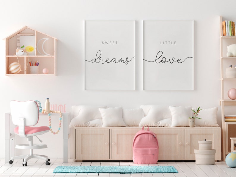 Puede incluir: Una habitaci&oacute;n infantil blanca y rosa con un escritorio blanco y una silla rosa. Hay dos impresiones enmarcadas en la pared que dicen "Sweet Dreams" y "Little Love". Hay un banco de madera con una mochila rosa encima.