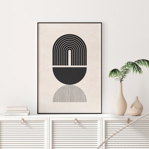 Pu&ograve; includere: Una stampa geometrica astratta in bianco e nero in un poster incorniciato. La stampa presenta un semicerchio nero, un arco nero con linee verticali e un semicerchio grigio.