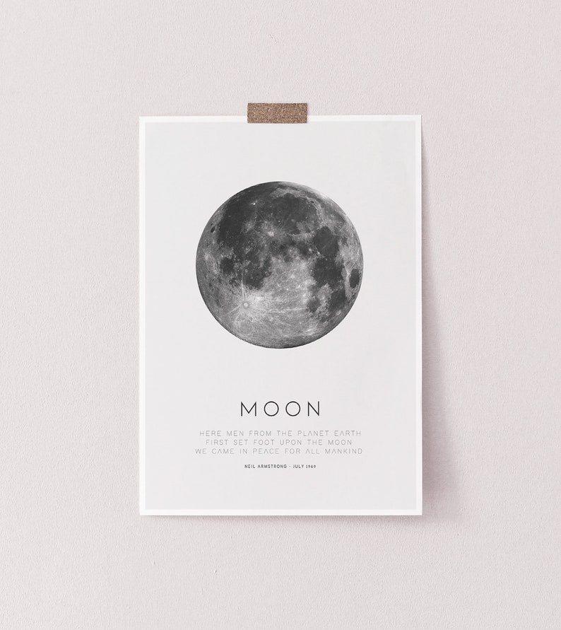 Op de afbeelding: Een zwart-witte print van de maan met de tekst "MOON" en een citaat van Neil Armstrong: "Here men from the planet Earth first set foot upon the Moon. We came in peace for all mankind. Neil Armstrong - July 1969."