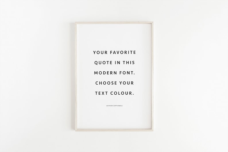 Pu&ograve; includere: Una stampa incorniciata bianca con il testo "YOUR FAVORITE QUOTE IN THIS MODERN FONT. CHOOSE YOUR TEXT COLOUR." Il testo &egrave; in nero e l'autore &egrave; facoltativo.