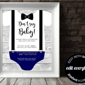 Può includere: Un body bianco con bretelle nere e un papillon. Il body ha un pannolino blu e il testo "Non dire Baby!" con istruzioni per un gioco. Il testo dice "Prendi una molletta per i vestiti e fissala bene! Cerca di non dire "Baby" con tutte le tue forze! Se senti qualcuno dire "Baby", prendi le sue mollette. Chi ha più mollette alla fine vince!"