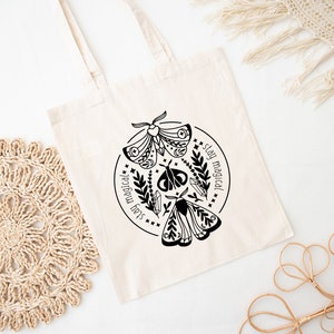 Witchy tote bag. Tote bag sorcière. Sac papillon de nuit. Tote bag coton. Tote bag personnalisé. Grand tote bag. Sac cadeau