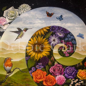 Puede incluir: Una pintura de una espiral de flores y un colibrí en vuelo contra un cielo nocturno estrellado. La espiral está compuesta por varias flores, incluyendo rosas, girasoles y margaritas. El colibrí vuela hacia el centro de la espiral, y las estrellas están dispersas por el cielo.