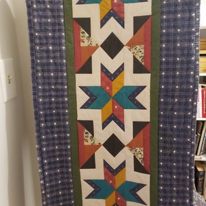Chemin de table en forme d&#39;étoile matelassée à la main : décoration de maison de campagne bohème (18 x 34 pouces)