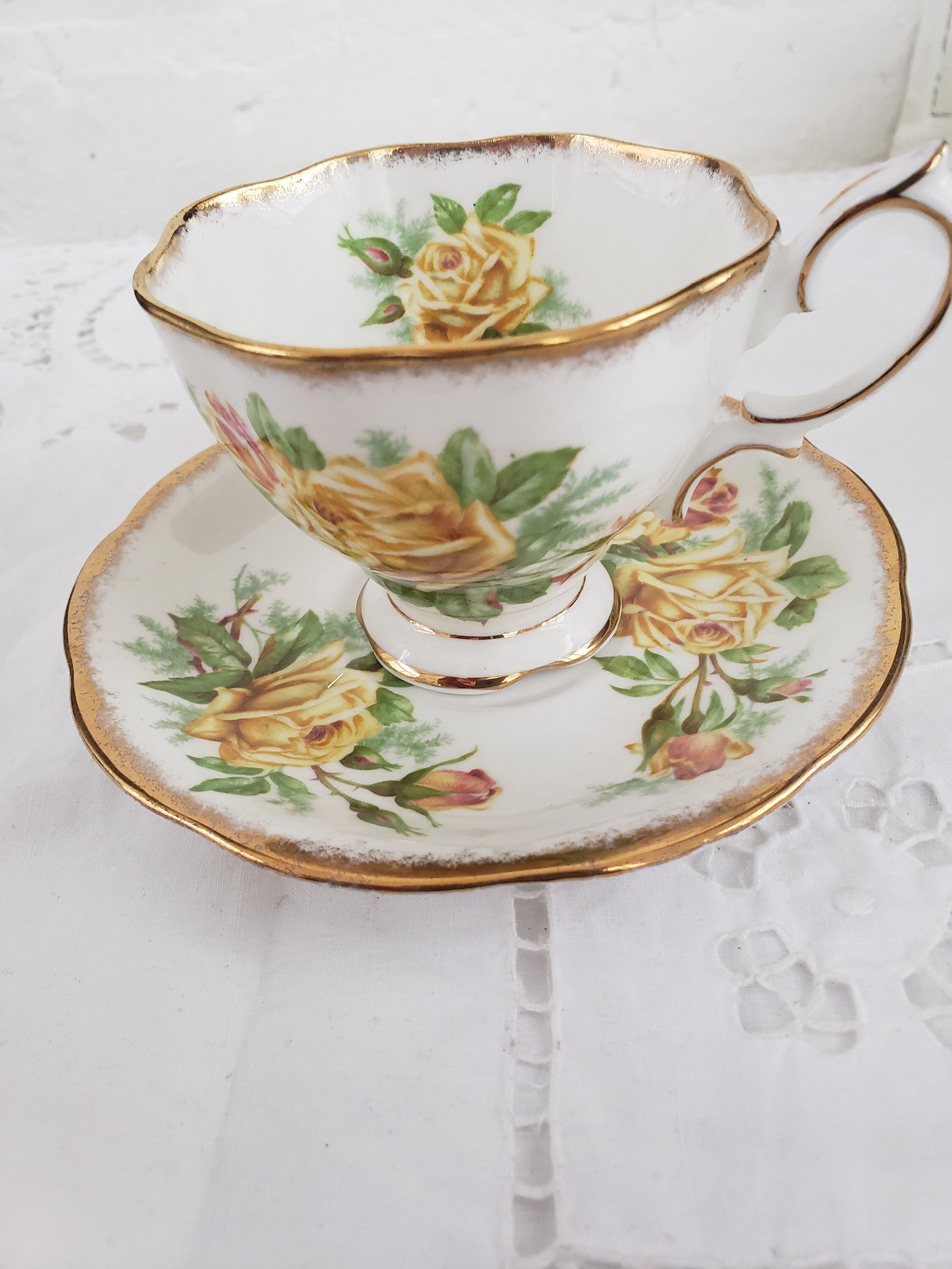 Royal albert top yellow tea rose