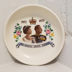 Vintage Queen&#39;s Silver Jubilee Souvenir Plate - 1977 Floral Memorabilia