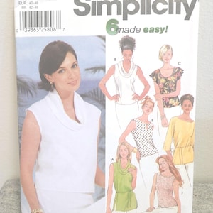 Peut inclure: Un paquet de patrons de couture Simplicity, avec une femme en haut blanc et des illustrations de différents modèles de chemisiers. Le paquet comprend le numéro 7226 et le texte "6 made easy!"
