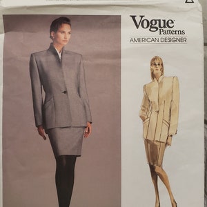 Peut inclure: Un patron de couture pour un tailleur de Calvin Klein. Le patron est de Vogue Patterns, American Designer. Le patron est classé comme moyen/moins facile et le numéro du patron est 2002.