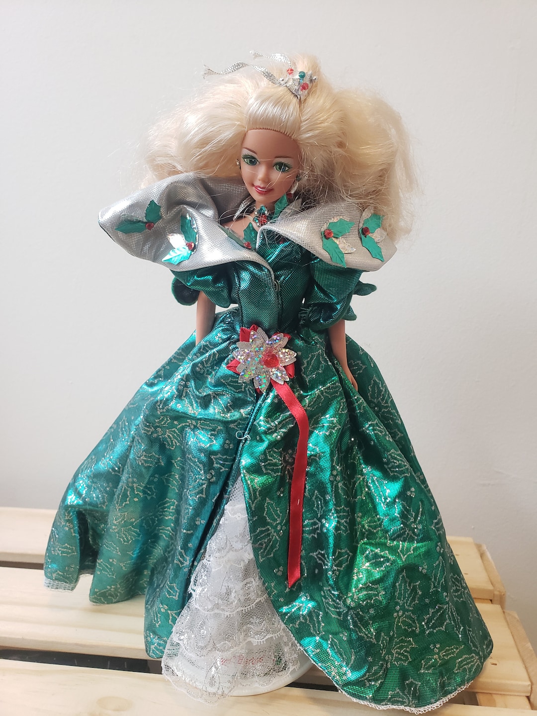 Vintage 1995 Happy Holiday Barbie: Green Holly Dress, Accessories