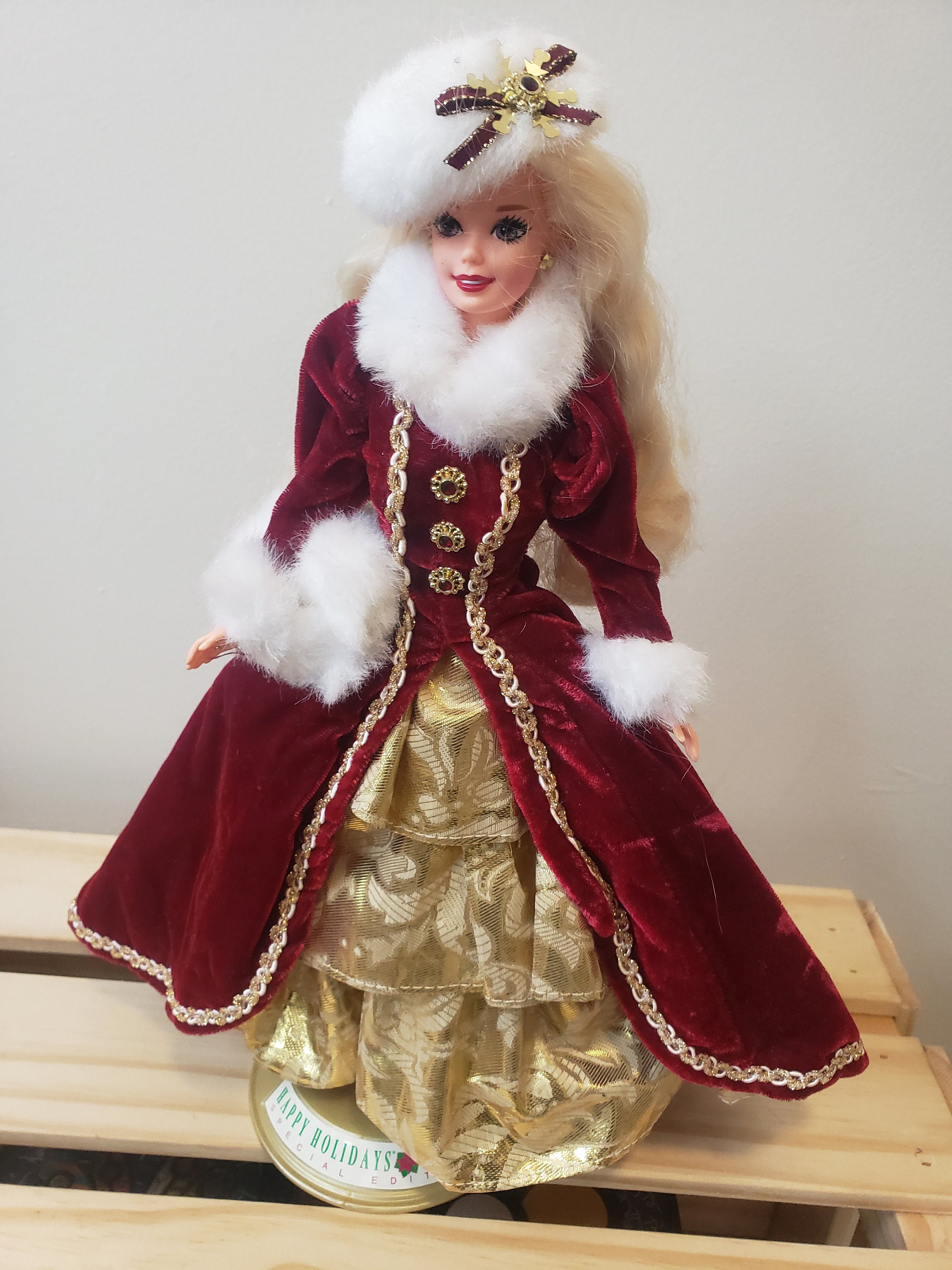 Mattel Barbie 1996 Happy Holiday Barbie With Red White Gold Mattel Barbie 1996 Happy Holiday Barbie With Red White Gold