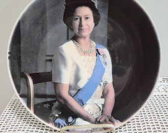 Queen Elizabeth Display Plate Royal Family Souvenir