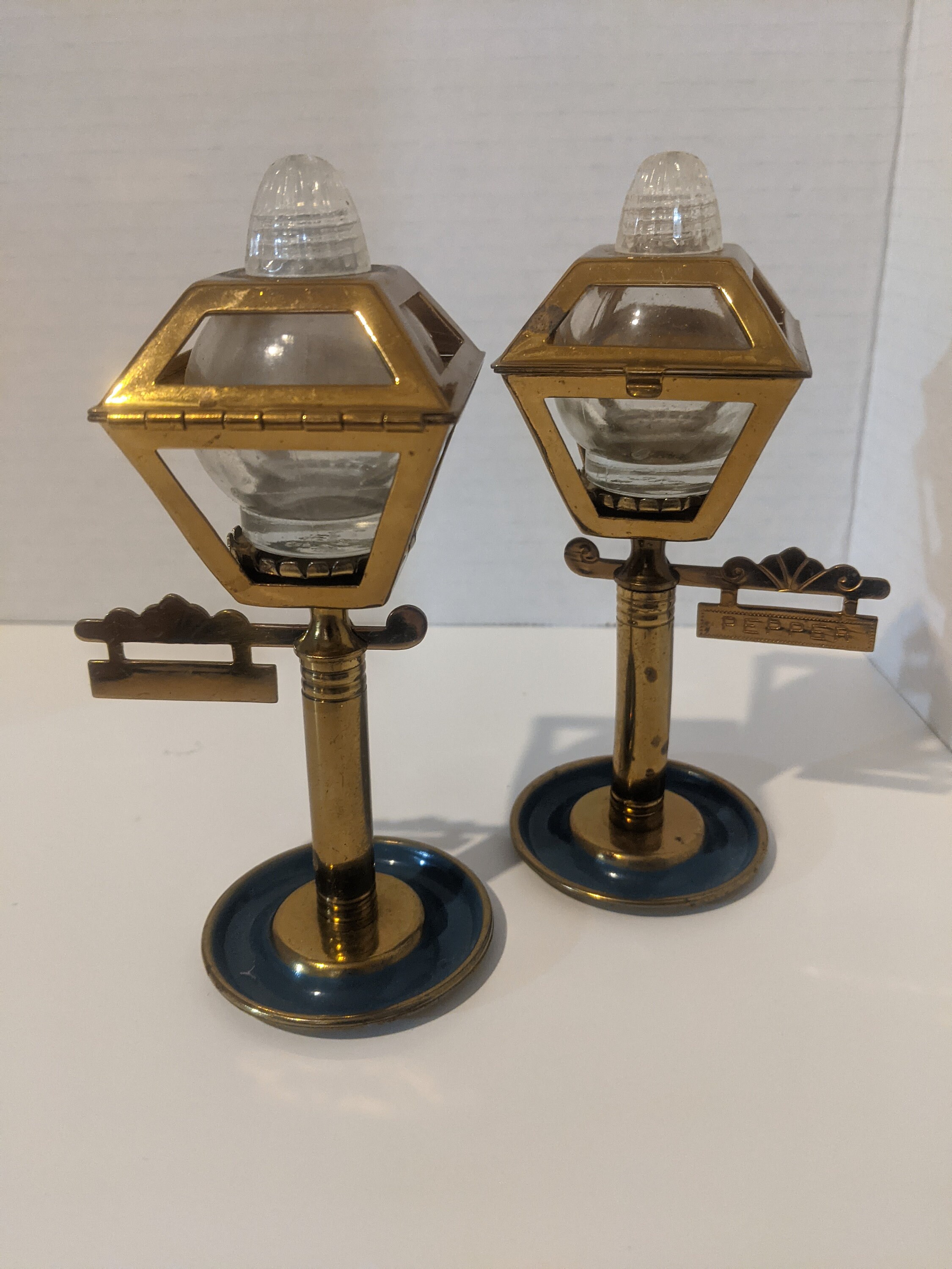 VTG BRASS AND GLASS STREET LIGHT LAMP POST SALT AND PEPPER SHAKER SET LID  OPENS. Missing the stands but they do still stand up. They have some tarnis  for Sale in Halndle