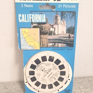 May include: A vintage View-Master 3D TOUR set featuring California. The blue packaging displays the words "CALIFORNIA" and "HIGHLIGHT TOUR", along with a map and images. Includes 3 reels with 21 pictures. The set is a reusable storage container.