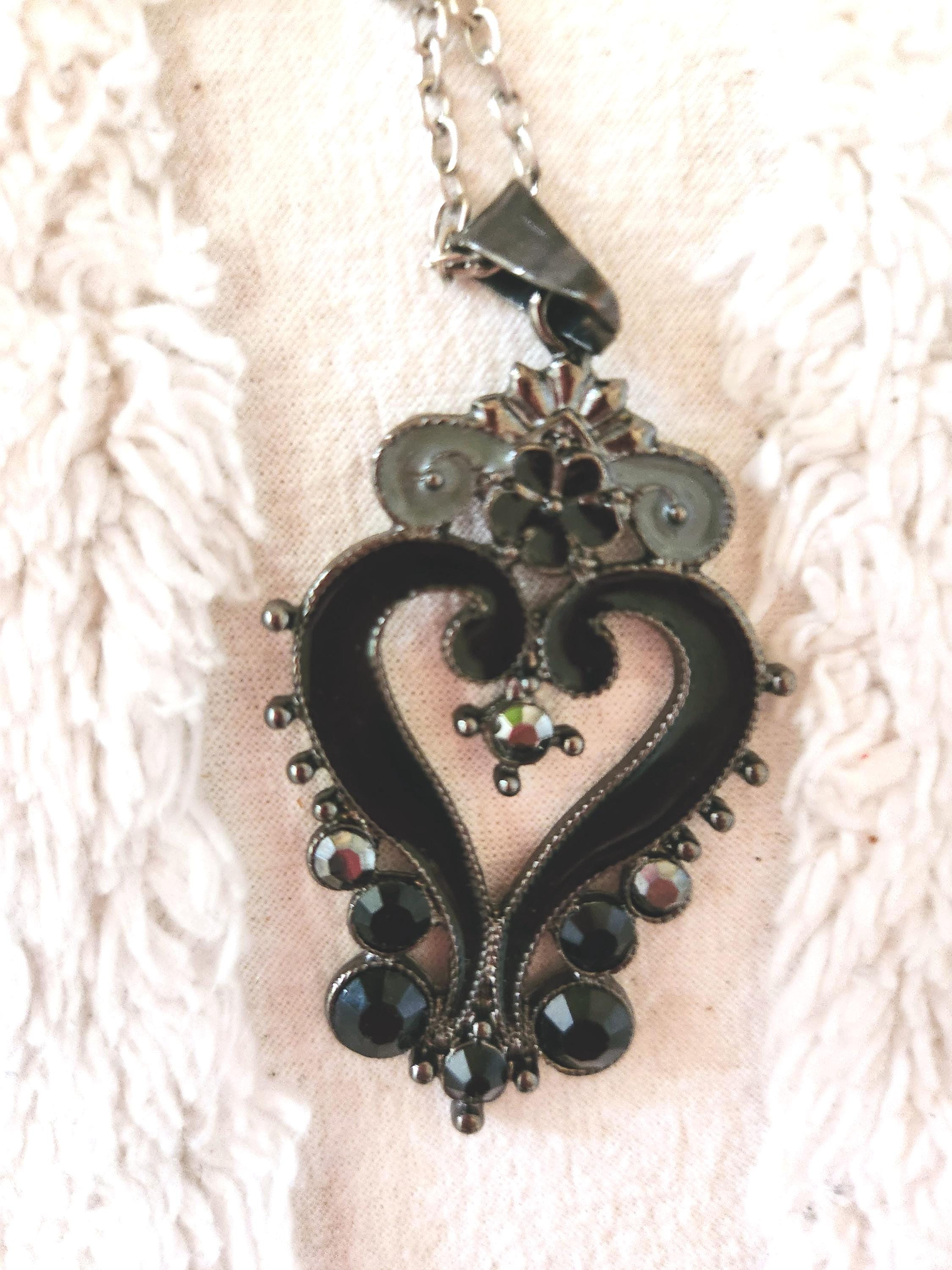 アクセサリー DEPT VTOPIA GIVEN HEART NECKLACE / black Vintage Black Heart Pendant Necklace – Gothic Victorian-inspired
