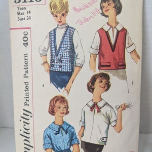 Peut inclure: Patron de couture imprimé Simplicity 3116 vintage pour adolescents. Le patron présente des illustrations de quatre tenues différentes, dont un gilet, des chemises à col et un chemisier à nœud papillon. Le patron est de taille 14, tour de poitrine 86 cm.