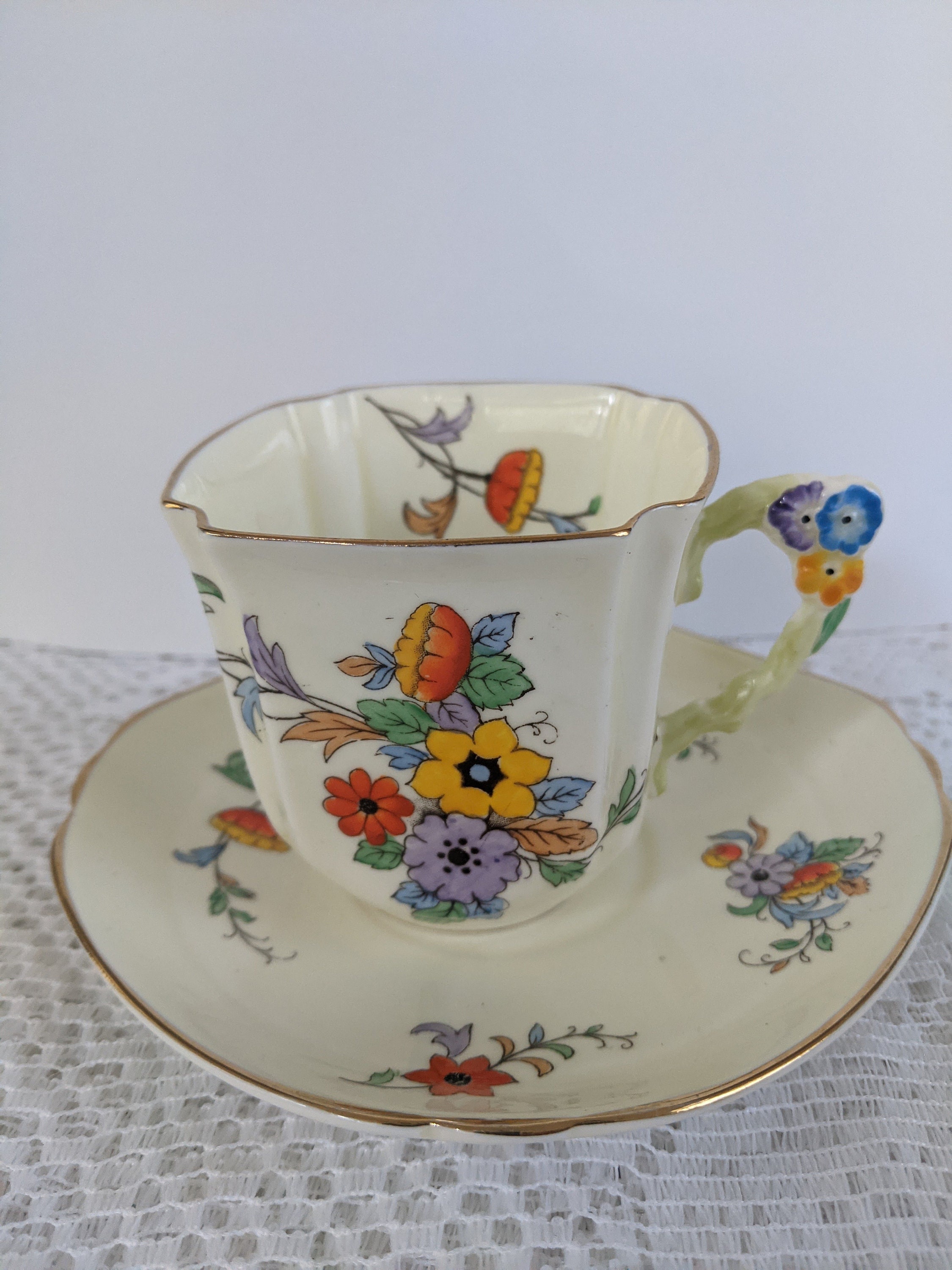 Art Deco Tea Cup from the 1930s Guaranteed English Bone Art Deco Tea Cup from the 1930s Guaranteed English Bone