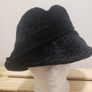 Chapeau vintage en velours noir Crush Danier : chapeau bob doublé de fausse fourrure