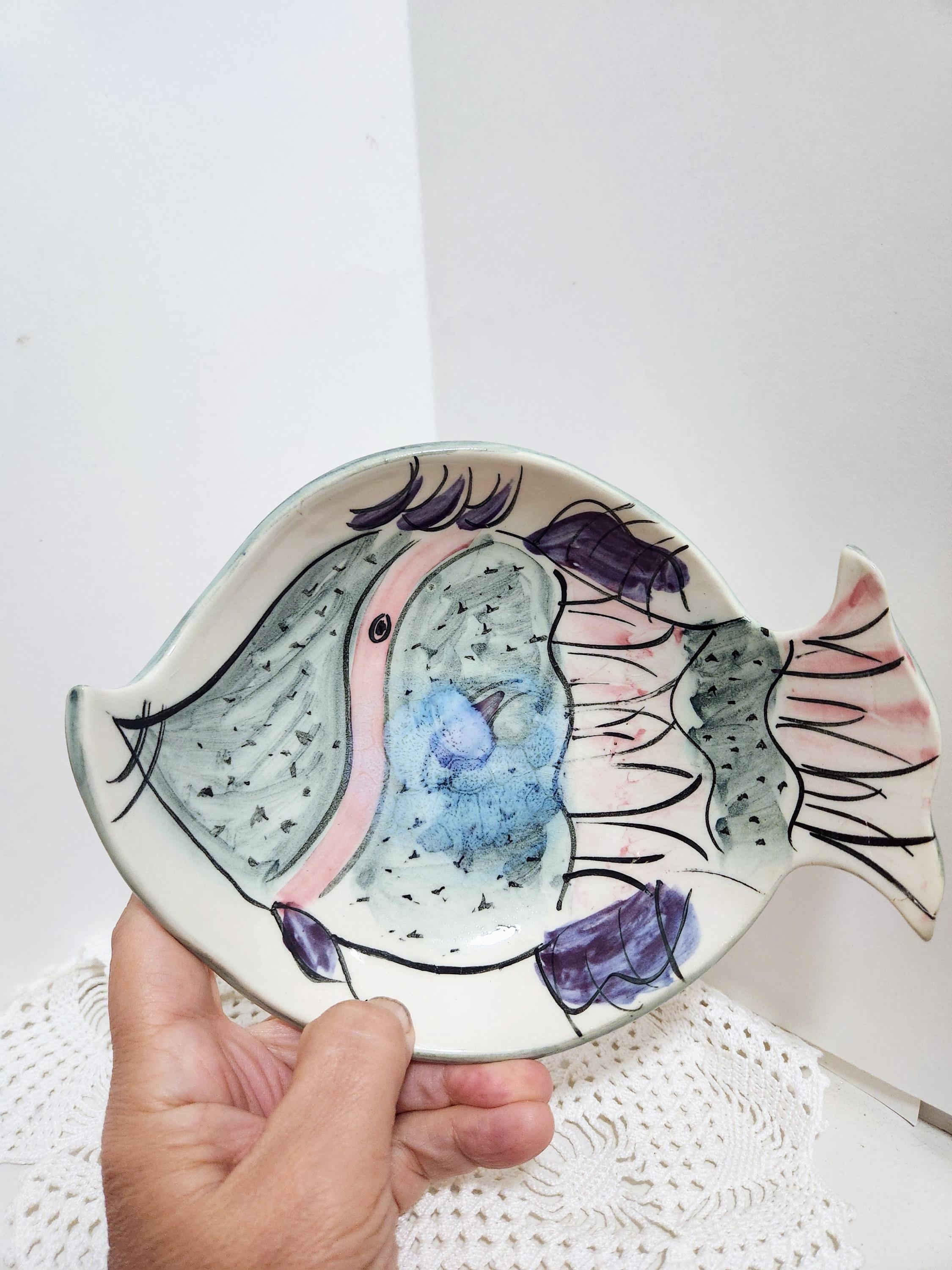 青い魚の手描の絵柄 陶器皿 il_fullxfull.6377410319_nzsc.jpg