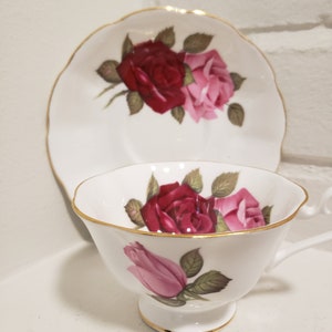 Service à thé Royal Albert à grande bouche et pétoncles, rouge avec roses roses et doré