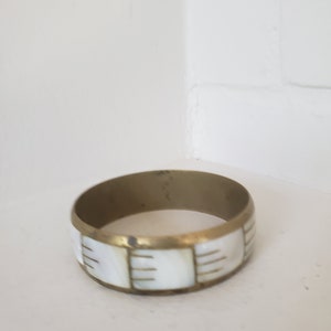 Bracelet jonc vintage en laiton avec incrustation de nacre