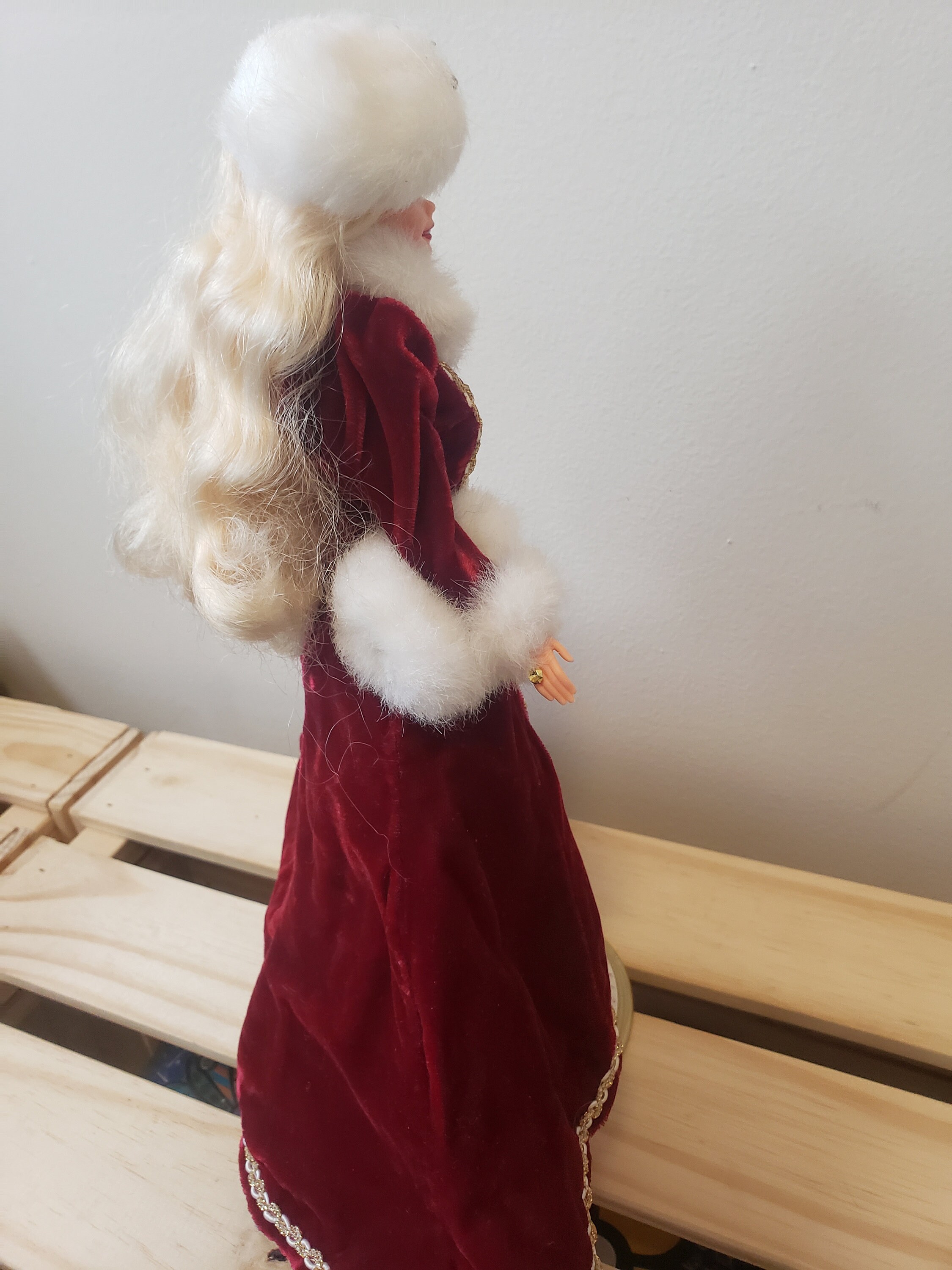 Mattel Barbie 1996 Happy Holiday Barbie With Red White Gold Mattel Barbie 1996 Happy Holiday Barbie With Red White Gold