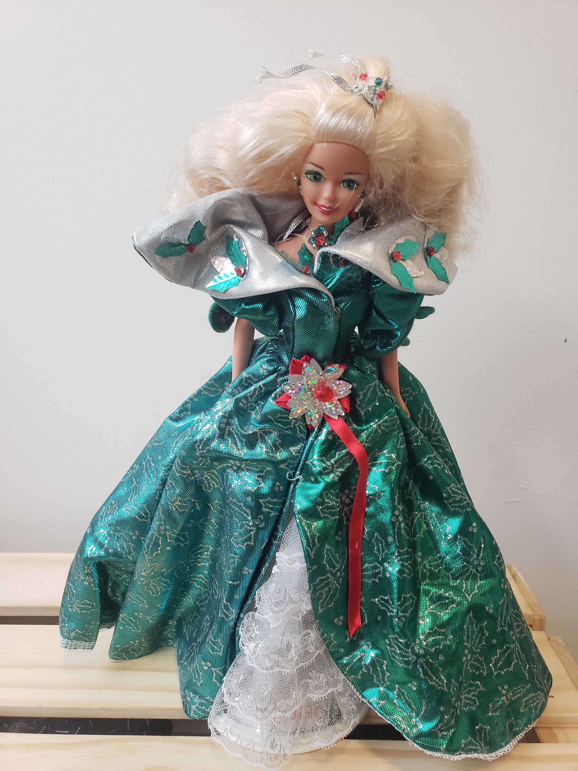 Happy Holiday Barbie 141423 Mattel Barbie 1995 Green Dress With Holly Barbie From the 90s With Accessories Vintage Barbie With Stand Etsy Canada