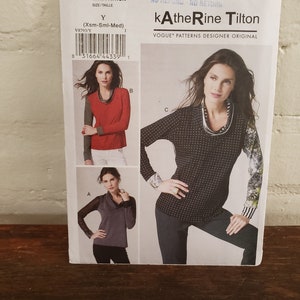 Peut inclure: Un patron de couture pour un haut féminin avec trois styles différents. Le patron est pour les tailles XS, S et M. Le patron est de Katherine Tilton et est un original de Vogue Patterns Designer.