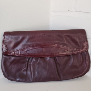 Pochette marron avec touche bordeaux Pochette vintage Pochette plissée avec fermoir sur le devant Pochette doublée sans lanière Pochette de soirée