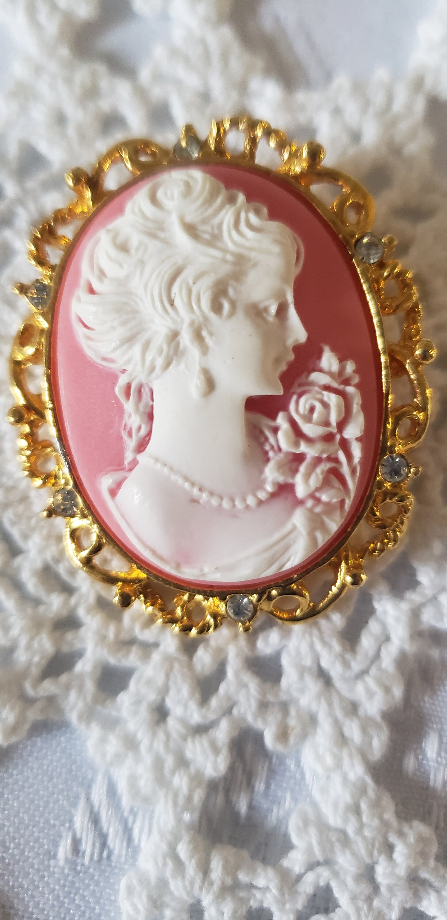 HO-HO 9cm ローズオニールのデザイン vintage CAMEO ソフビ Vintage Cameo Brooch Pendant: White Lady, Pink Backdrop, Gold