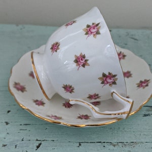 Tasse à thé et soucoupe Aynsley Hathaway : porcelaine fine, roses rouges, garnitures dorées