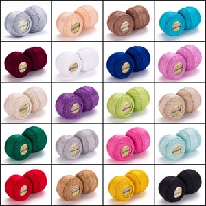 Può includere: Venti gomitoli di filo di cotone in vari colori, tra cui rosso, blu, verde, giallo, rosa, viola, marrone, bianco, grigio e nero. Ogni gomitolo è fatto di cotone e pesa circa 50 grammi.