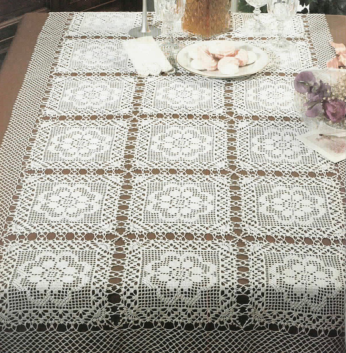 レースモチーフのテーブルクロスを作るためのヴィンテージかぎ針編み