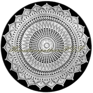 Könnte beinhalten: Eine weiße Häkeldeckchen mit einem runden Design. Die Deckchen hat ein zartes Spitzenmuster und ist etwa 30 cm im Durchmesser.