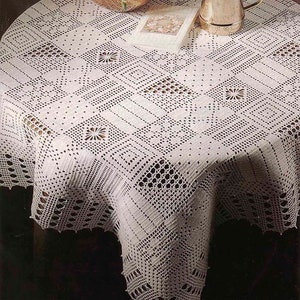 Patrón de crochet para mantel de filete Tamaño: 37 pulgadas cuadradas Mantel de encaje de patchwork Patrón vintage para mantel con adornos geométricos - Gráfico n.° D12*