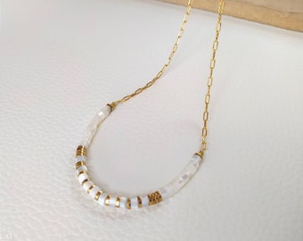 Choker necklace in chain and gold-plated hematite white mother-of-pearl beads.