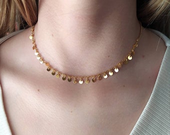 Vergoldete Choker-Halskette mit kleinem Medaillon-Anhänger