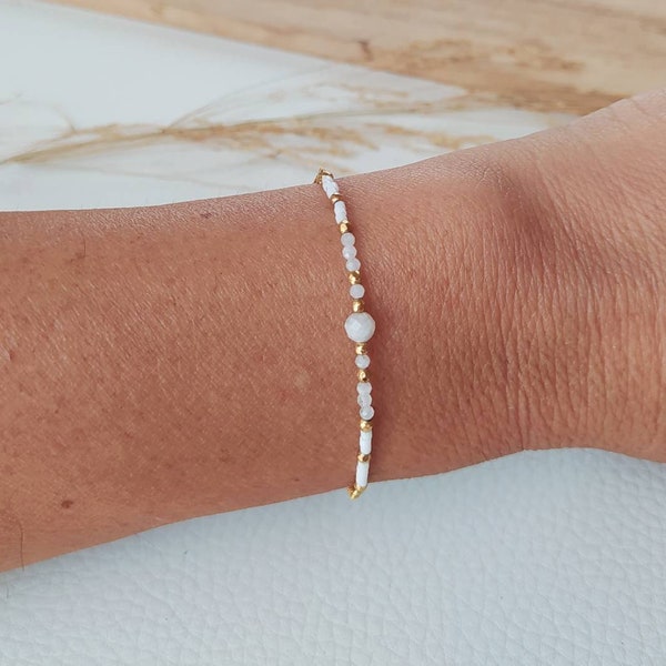 Bracelet avec sa chaîne et son chemin brillant jusqu'à sa perle de