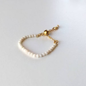 Anillo de piedra natural de río piedra ajustable chapado en oro