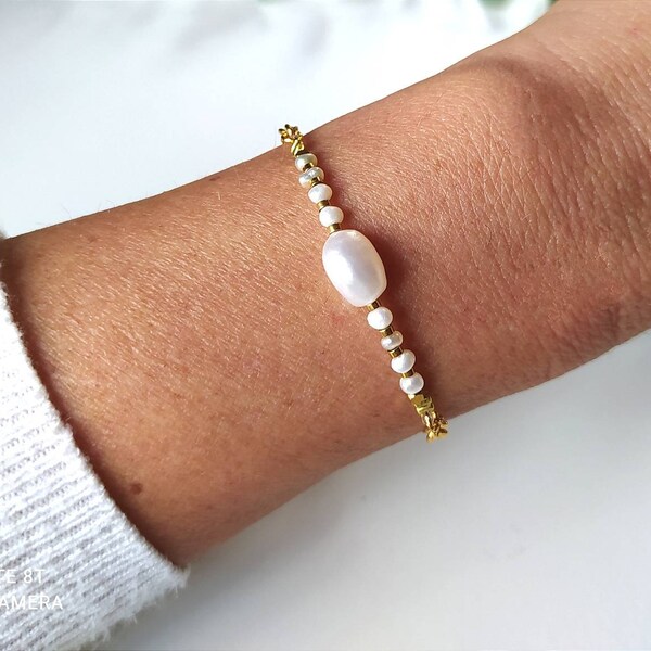 Bracelet Perles de culture blanche et chaine plaqué or.