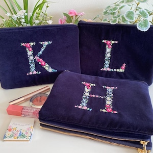 Bolsa de veludo bordada de luxo, bolsa de cosméticos com letras personalizadas, estojo com iniciais, presente de aniversário para namorada, presente para professor
