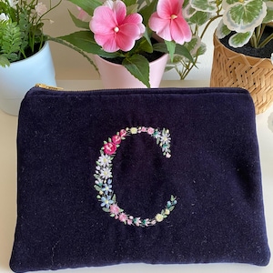 Bolsa de terciopelo bordada con la letra C, neceser, bolso de viaje, cartera, estuche para lápices, monedero, regalo de fin de curso, regalo de graduación, recuerdo.