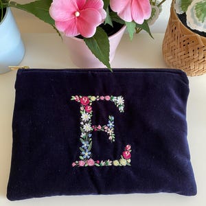 Bolsa de terciopelo bordada con la letra E, neceser, bolso de viaje, cartera, estuche para lápices, monedero, regalo de graduación, regalo para profesores, regalo de reunión.