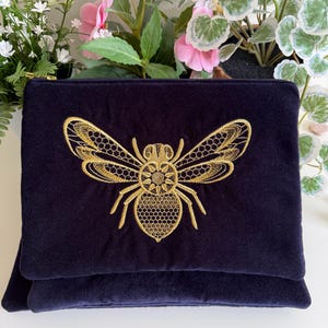 送関込【Elizabeth Scarlett】Embroidered Pouch ジップポーチ Elizabeth Scarlett Cherry Blossom Mini Pouch | Blue | Black