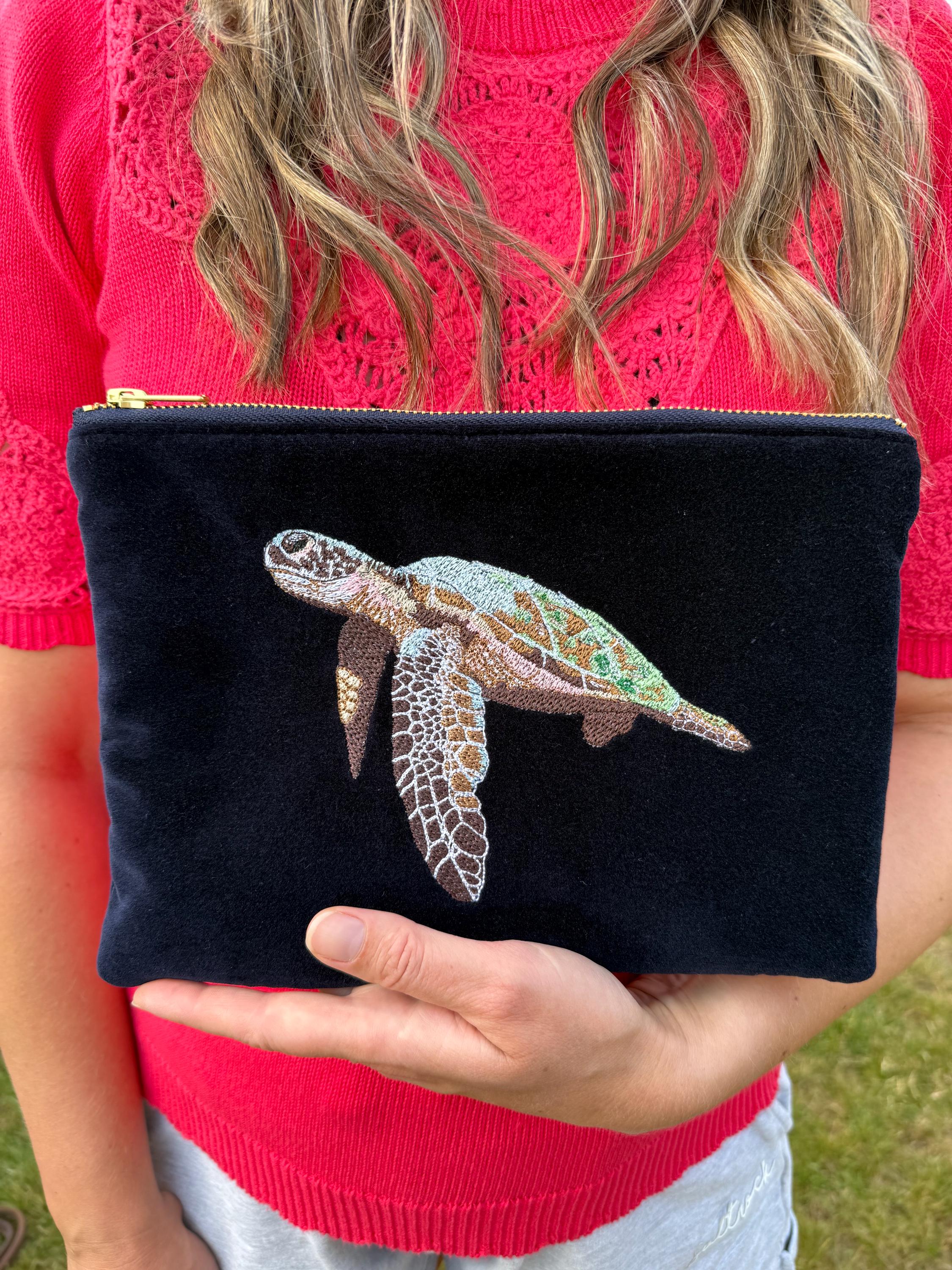 刺繍入り亀のベルベットポーチ：高級化粧ポーチ、ペンケース、卒業祝い 