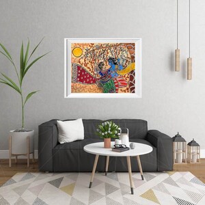 以下が含まれることがあります： 木の下に立っている2人の人物を描いた額縁付きの絵画。人物は伝統的なインドの衣装を着ており、背景はオレンジ、イエロー、グリーンの鮮やかなミックスです。