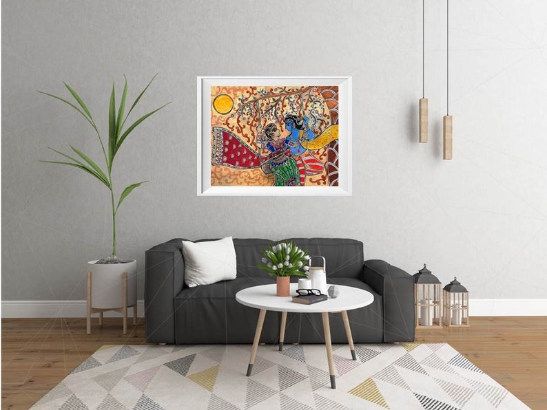 以下が含まれることがあります： 木の下に立っている2人の人物を描いた額縁付きの絵画。人物は伝統的なインドの衣装を着ており、背景はオレンジ、イエロー、グリーンの鮮やかなミックスです。