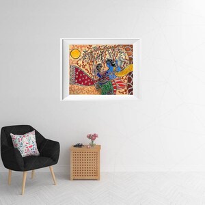 以下が含まれることがあります： 黄色い太陽を背景に、木の中に2人の人物を描いたカラフルな絵画。人物は伝統的なインドの衣装を着ており、複雑なディテールに囲まれています。